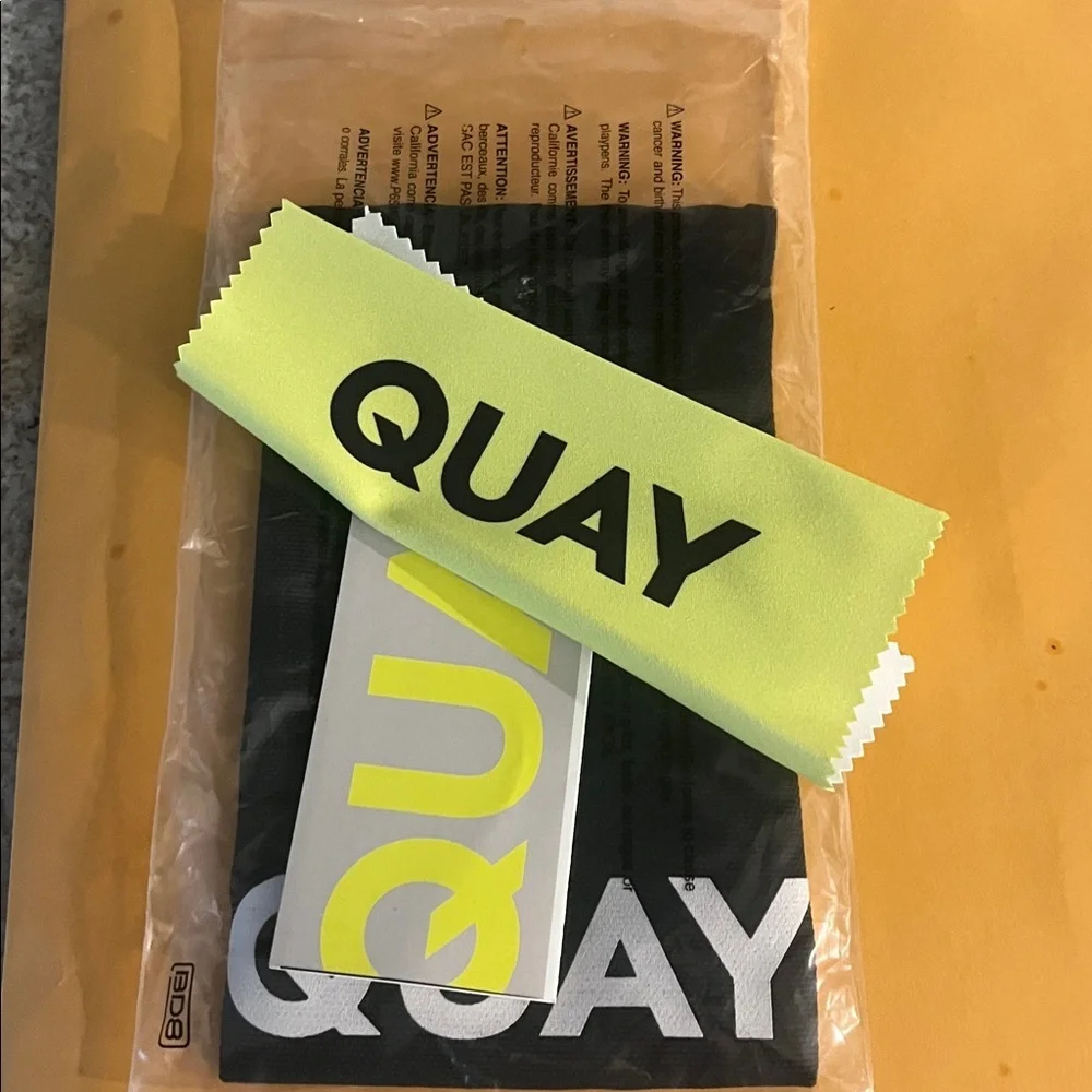 NWT Quay Australia White Black Sunglasses Pouch White Logo Eyeglass Case